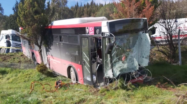 İzmir'de belediye otobüsü ile panelvan çarpıştı: 1 ölü, 8 yaralı