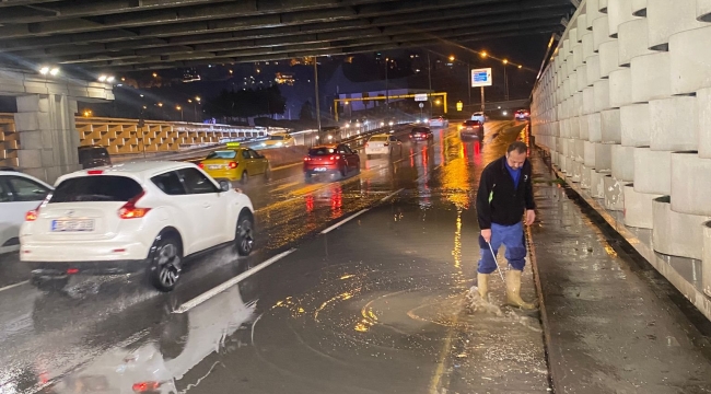 İzmir'de ekipler gece boyunca sahada