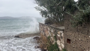 İzmir'de fırtına ve dev dalgalar tekneleri batırdı