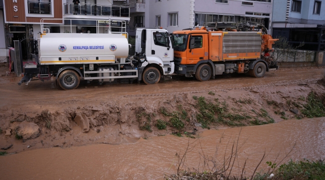 Kemalpaşa Ulucak'ta menfeze giren aracın çıkarılma çalışmaları sürüyor