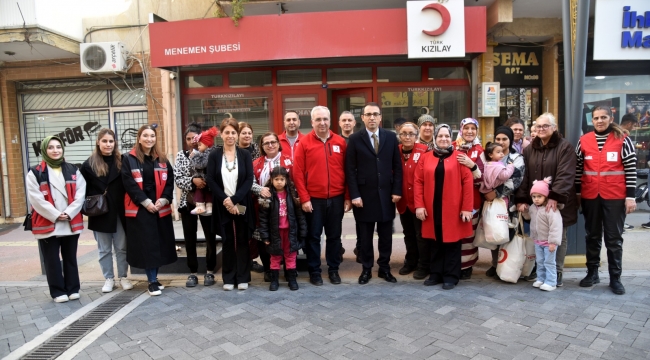 Kızılay Menemen, çocukların hem kalbini hem ellerini ısıtıyor