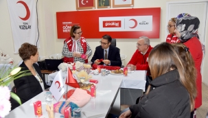 Kızılay Menemen, çocukların hem kalbini hem ellerini ısıtıyor