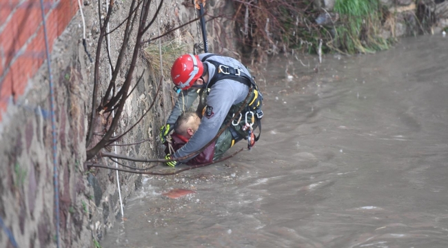 Yağmur suları yükseldi, çayda mahsur kalan vatandaşı itfaiye kurtardı