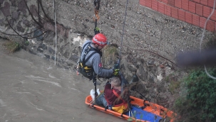 Yağmur suları yükseldi, çayda mahsur kalan vatandaşı itfaiye kurtardı