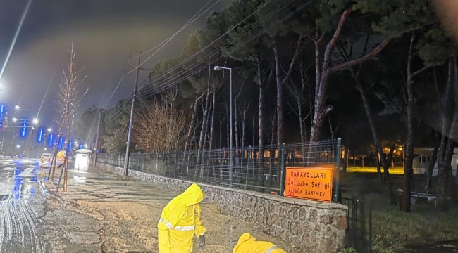 Aliağa 'da Sağanak Sonrası Büyükşehir Ekiplerinden Kesintisiz Çalışma