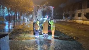 Aliağa 'da Sağanak Sonrası Büyükşehir Ekiplerinden Kesintisiz Çalışma