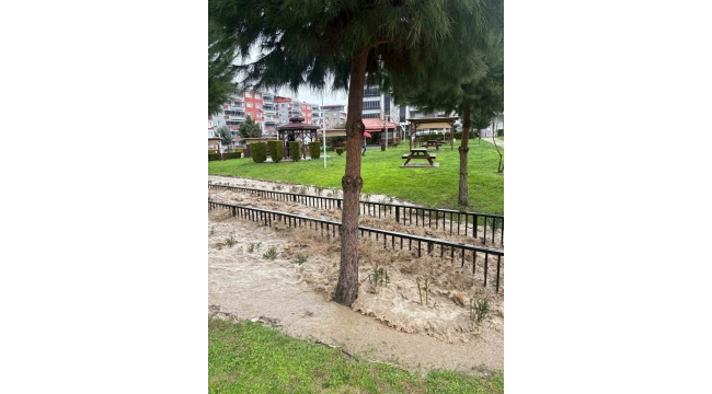 Aliağa'da sağanakla birlikte dere taştı, bir mahalle sular altında kaldı