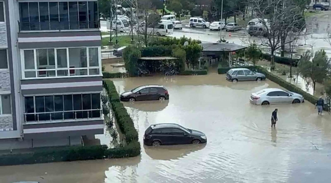 Aliağa'da sağanakla birlikte dere taştı, bir mahalle sular altında kaldı