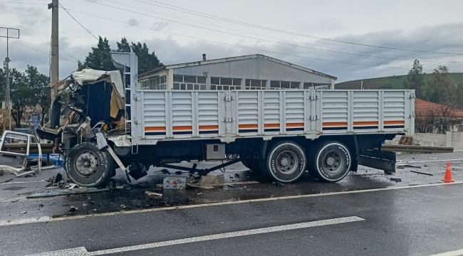 Aliağa'da Trafik Kazas: Belediye Kamyonuna Çarpan Sürücü Hayatını Kaybetti