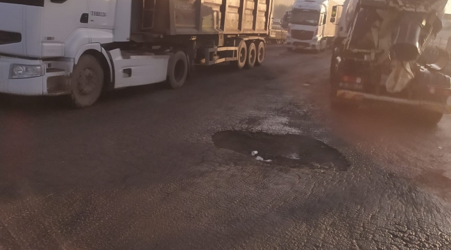 Aliağa–Yeni Foça yolunda tehlike saçan çukurlar sürücüleri isyan ettirdi