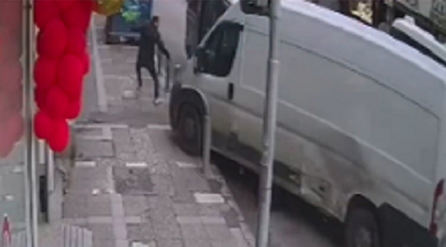 Freni patlayan minibüs, kaldırımdaki yayayı böyle çarptı