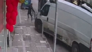 Freni patlayan minibüs, kaldırımdaki yayayı böyle çarptı