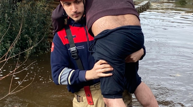 İtfaiye eri vatandaşı sırtında taşıdı