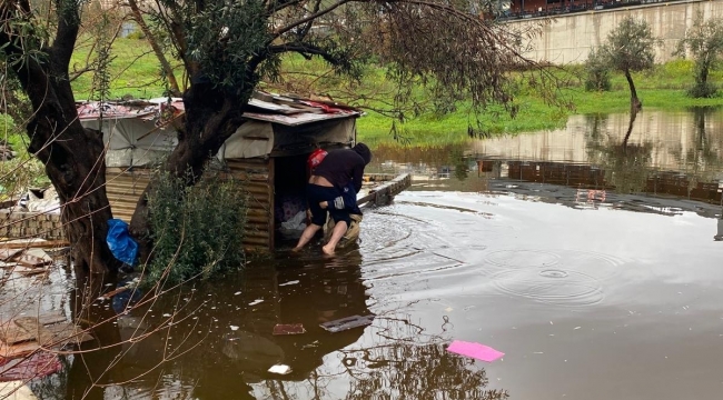 İtfaiye eri vatandaşı sırtında taşıdı