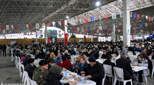 İzmir Büyükşehir Belediyesi ilk iftar sofrasını Gaziemir'de kurdu