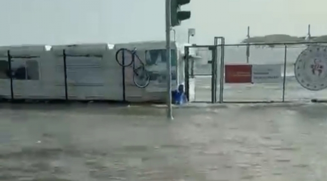İzmir'de fırtınada sahil şeridindeki yollar sular altında kaldı