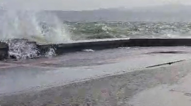 İzmir'de fırtınada sahil şeridindeki yollar sular altında kaldı