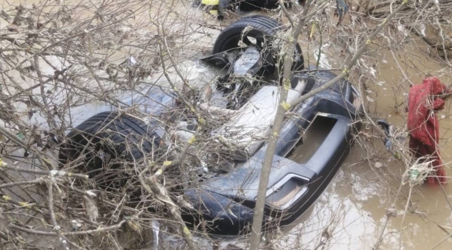 İzmir'de otomobil dereye uçtu: 2 kız kardeş hayatını kaybetti