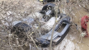 İzmir'de otomobil dereye uçtu: 2 kız kardeş hayatını kaybetti