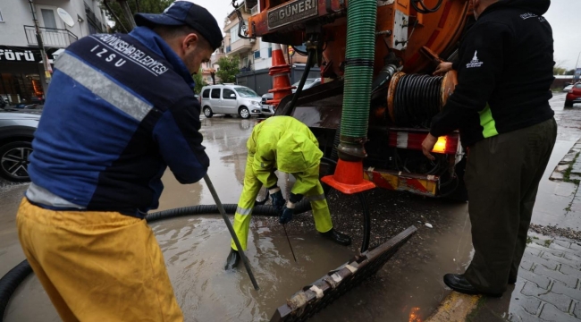 İzmir'de sağanak yağış: Büyükşehir ekipleri seferber oldu