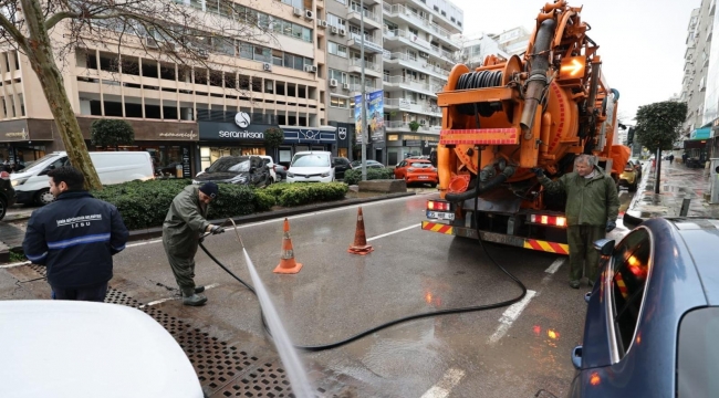 İzmir'de sağanak yağış: Büyükşehir ekipleri seferber oldu