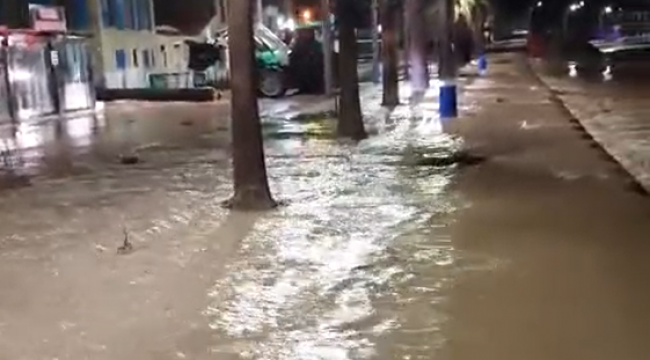 İzmir'de Sağanak Yağış Dereleri Taşırdı, Yeni Foça'yı Su Bastı
