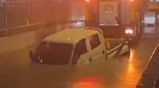 İzmir'de suyla dolan alt geçitte mahsur kalan sürücü hayatını kaybetti