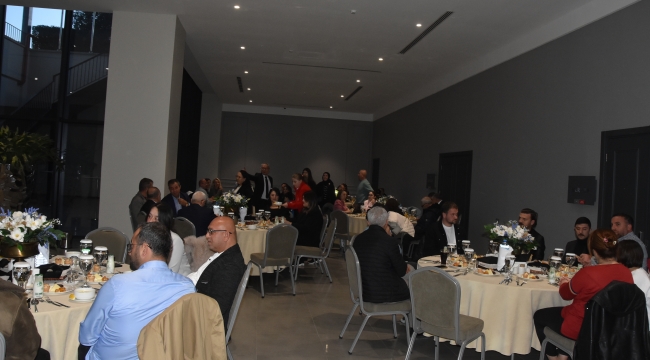 Aliağa'da İş İnsanı Ömer Elialtı Dostlarıyla İftarda Buluştu
