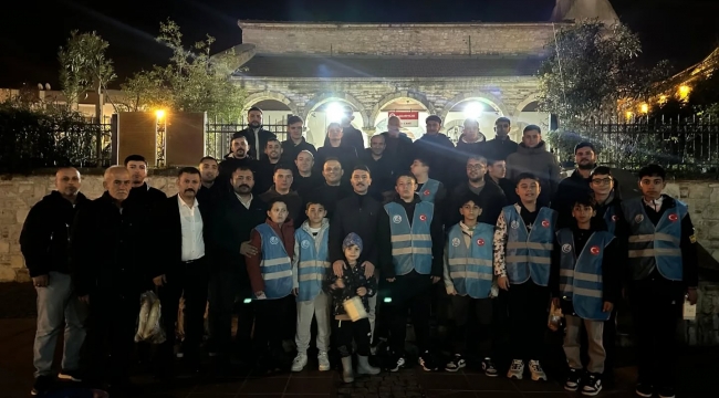 Aliağa Ülkü Ocakları'ndan Kadir Gecesi'nde Lokum İkramı