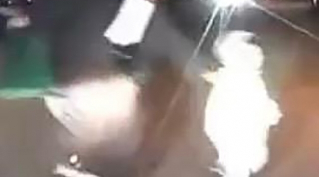 Annesinin elinden kaçıp yola koşan çocuk kazadan kurtuldu