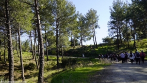 Gençler baharı Efes-Mimas Yolu'nda doğayla karşıladı