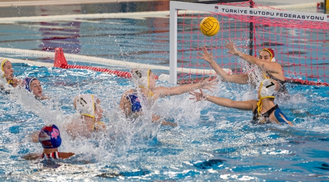 Göztepe'nin Avrupa zaferine Başkan Tugay da eşlik etti