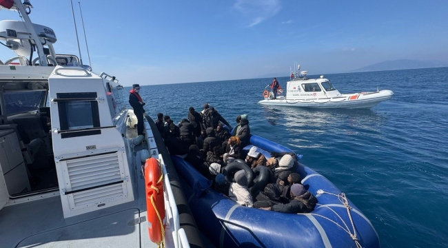 İzmir açıklarında denizde sürüklenen bottaki 30 göçmen kurtarıldı