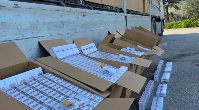 İzmir'de Durdurulan tırda 500 bin paket kaçak sigara ele geçirildi: 3 tutuklama