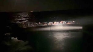 İzmir'de lastik bot içerisindeki 45 düzensiz göçmen yakalandı