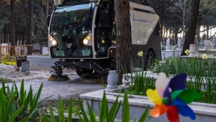 İzmir'de mezarlıklar Ramazan Bayramı'na hazırlanıyor