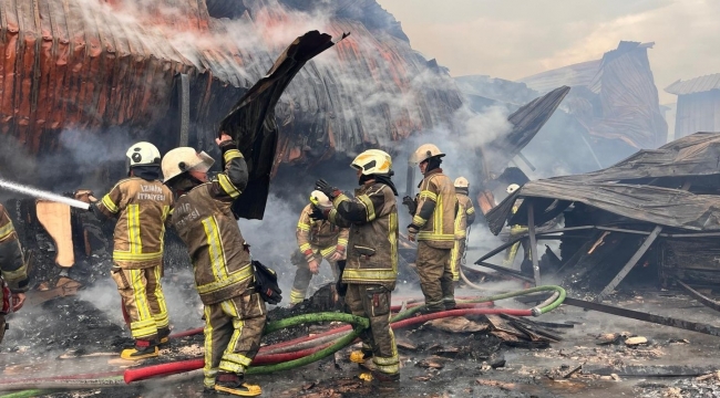 İzmir'de sanayi sitesindeki yangın kontrol altına alındı