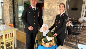 Jandarma ekipleri Yaşlılar Haftası'nda 98 yaşındaki Muzaffer nineyi yalnız bırakmadı