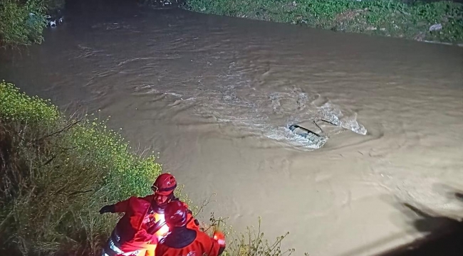 Menderes'te araç dereye uçtu, İzmir İtfaiyesi seferber oldu