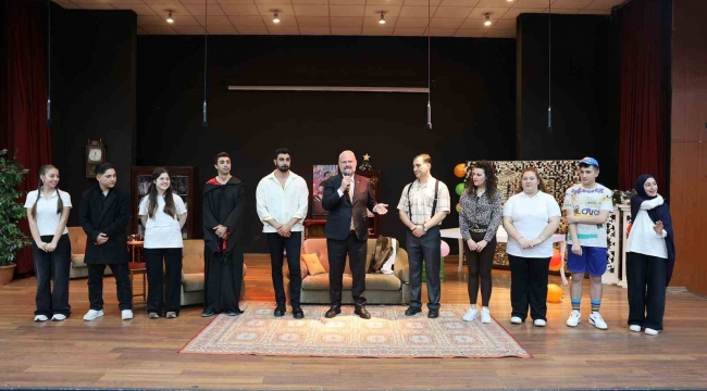 Menemenli oyuncular sahnede yıldızlaştı