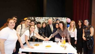 Menemenli oyuncular sahnede yıldızlaştı