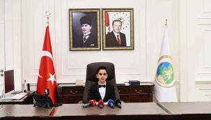 23 Nisan kutlamalarında İzmir Valiliği makamına ilkokul öğrencisi oturdu