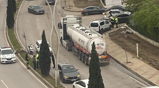 Aliağa'da  Altyapı Çalışması Trafiği Kilitledi: İtfaiye Yangına Müdahalede Güçlük Yaşadı