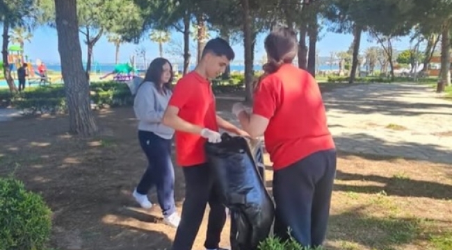 Aliağa'da öğrenciler sahil temizliği yaptı