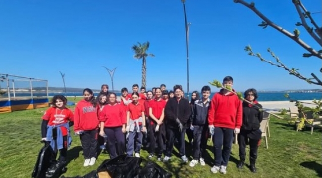 Aliağa'da öğrenciler sahil temizliği yaptı