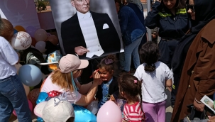 Aliağa Demokrasi Meydanı'nda Büyük Çocuk Şenliği: Nutuk ve Hikaye Kitapları Hediye Edildi