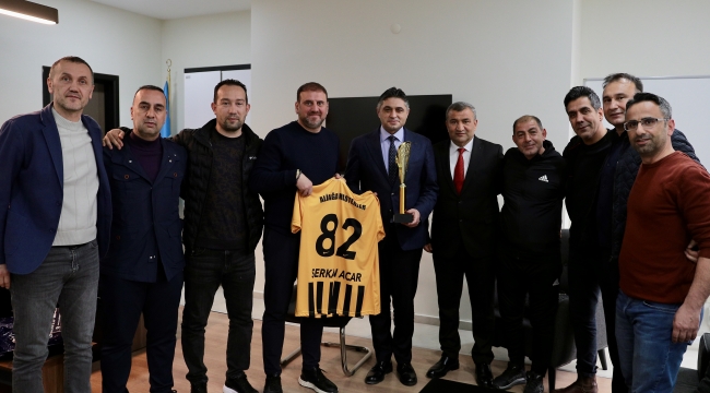 Aliağa Masterler Şampiyonluk Kupasını Başkan Acar'a Götürdü