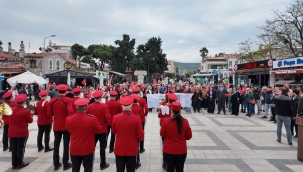 Atatürk'ün Foçaya Gelişinin 92.Yılı Yürüyüş Ve Törenle Kutlandı