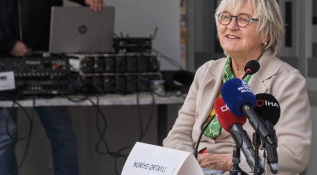 İzmir Kitap Fuarı'nda Ortaylı'nın ailesi okurlarla bir araya geldi