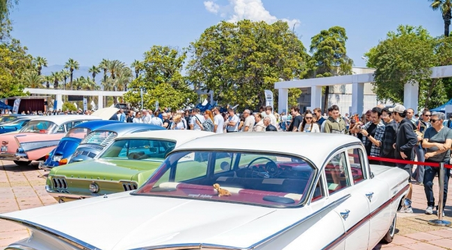 Klasik Otomobil Sergisi ziyaretçilerini zaman yolculuğuna çıkardı